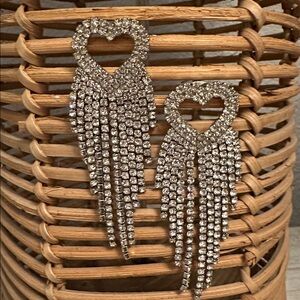 ❤️NWOT Elegant Silver Rhinestone Heart Dangle Earrings